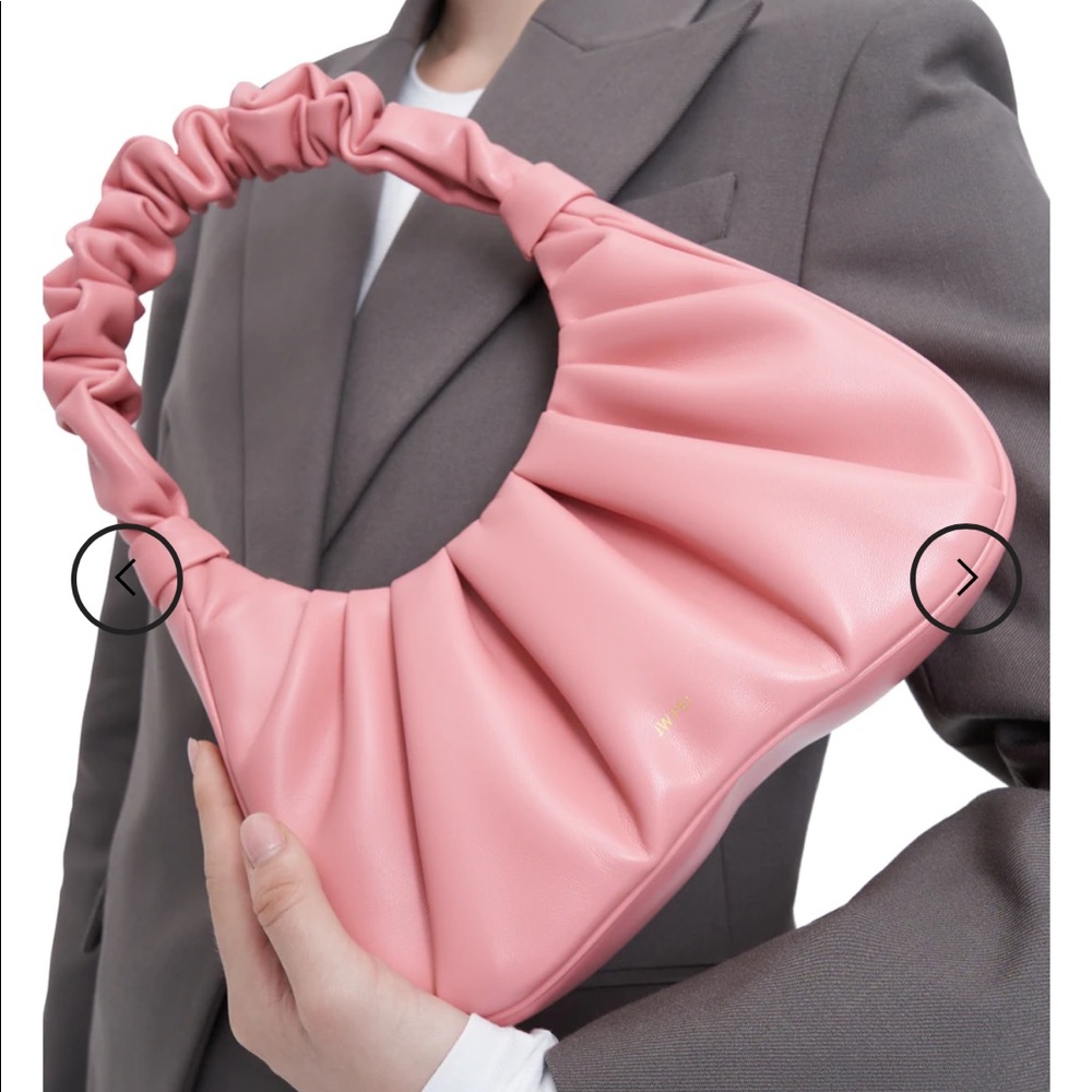 SOLD 💕Bubblegum💕J.W. PEI “Gabi” bag! (Color: Coral Almond)